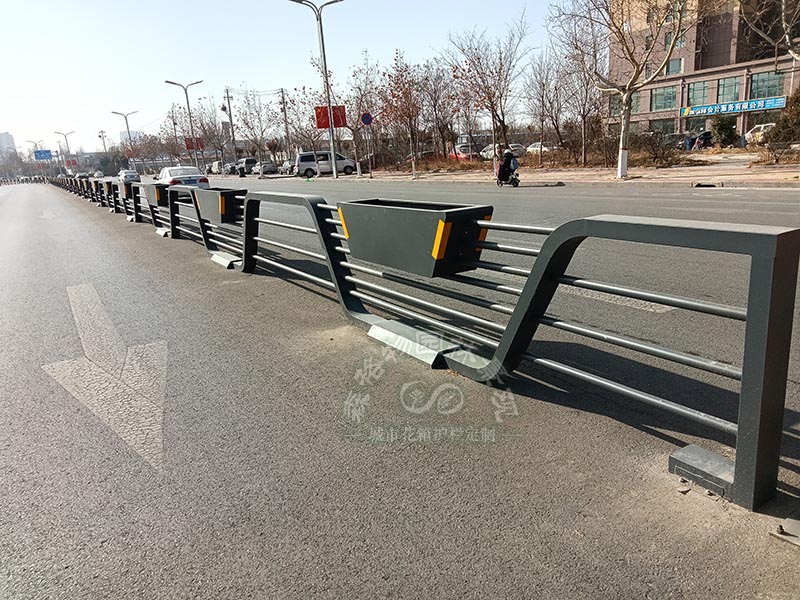 安徽花箱案例：山東德州中央隔離船型花箱護欄案例