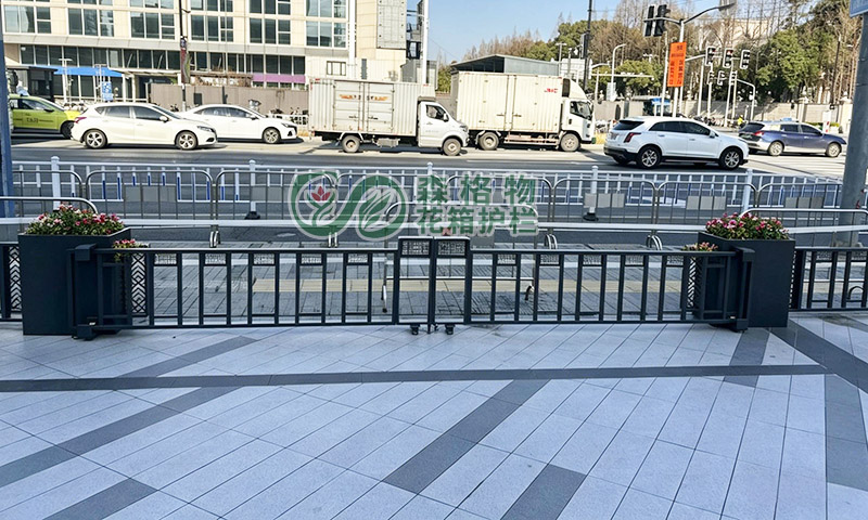 上海閔行廣場(chǎng)可移動(dòng)伸縮花箱護(hù)欄應(yīng)用案例