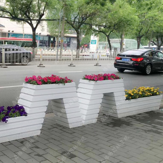 現(xiàn)代道路PVC移動(dòng)花箱的玻璃鋼內(nèi)膽特點(diǎn)如何？