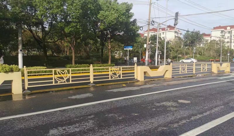 道路護(hù)欄花箱安裝需要注意哪些事項(xiàng) ？