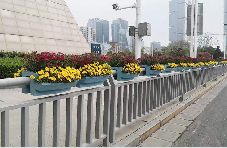 老舊道路護(hù)欄如何升級(jí)成景觀花箱護(hù)欄：馬鞍PP花盆
