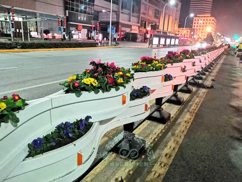 PVC花箱護(hù)欄在我們的生活中起到美化環(huán)境的作用。