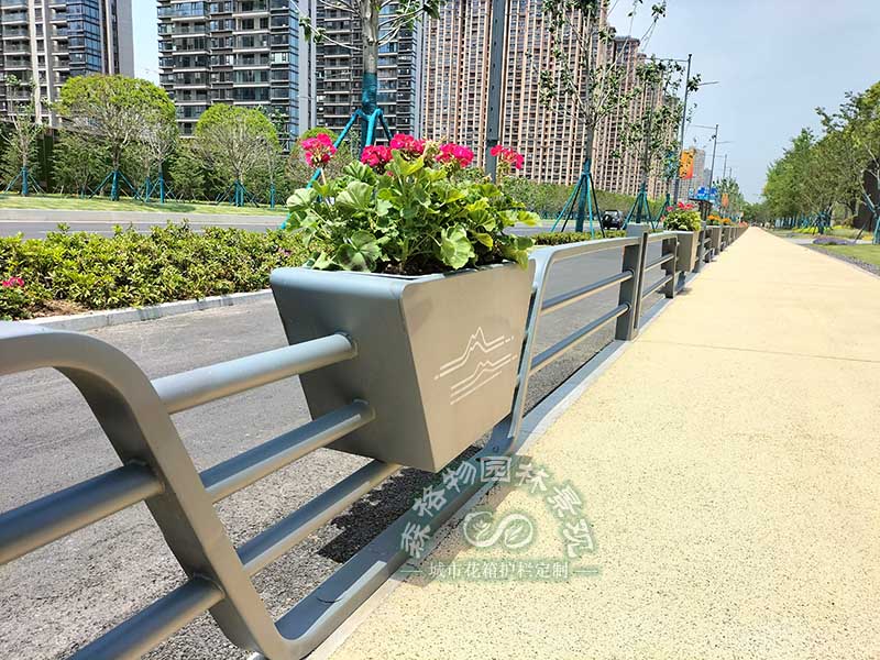 道路花箱護(hù)欄是硬質(zhì)道路上常用的綠色形式