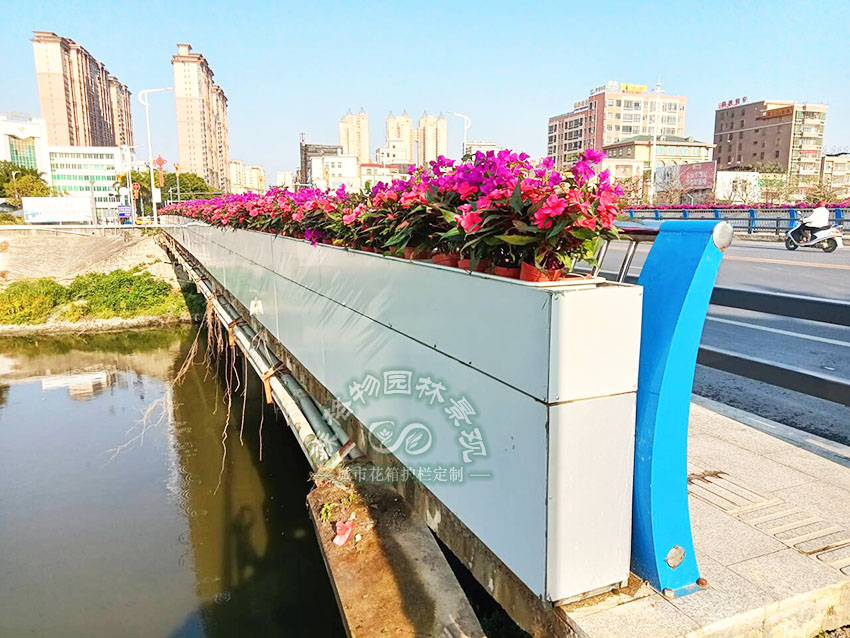 什么是橋梁外側(cè)綠化花箱 