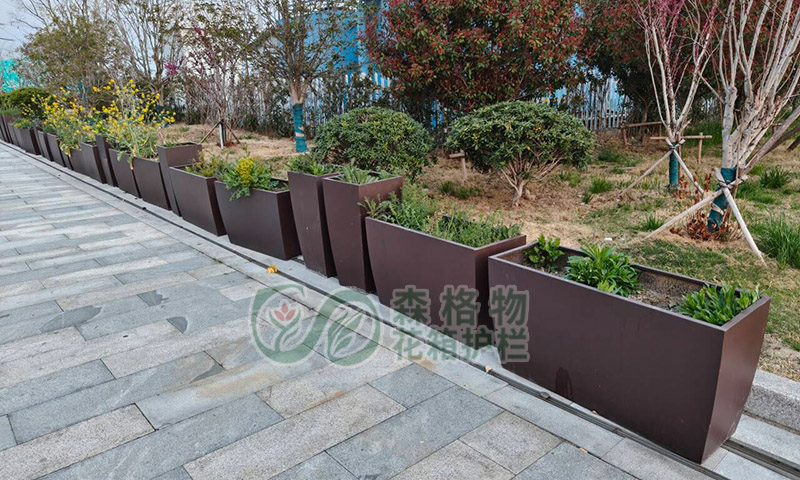 高速服務區(qū)不銹鋼組合花箱 - 森格物園林景觀 | 市政景觀解決方案服務商