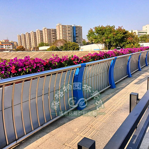 城市橋梁護欄外側(cè)落地花箱