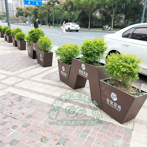 廣場(chǎng)物業(yè)三組合花箱隔斷