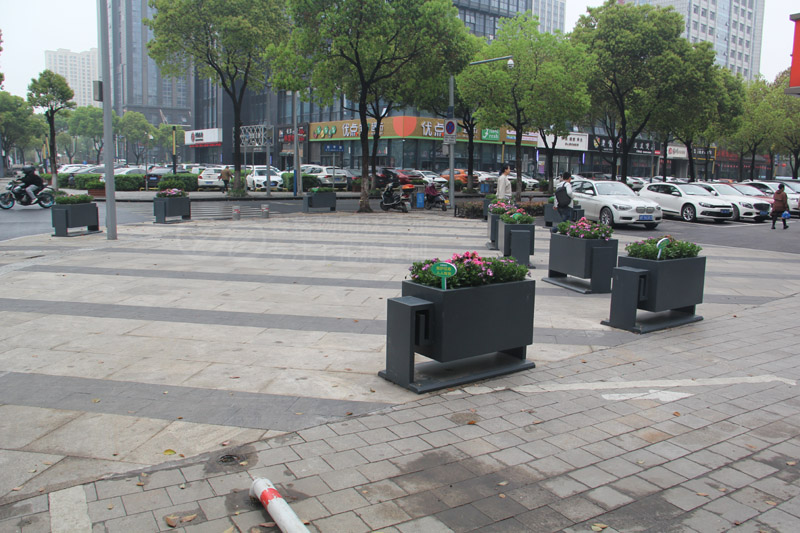 浙江嘉興停車場(chǎng)道路隔離花箱案例