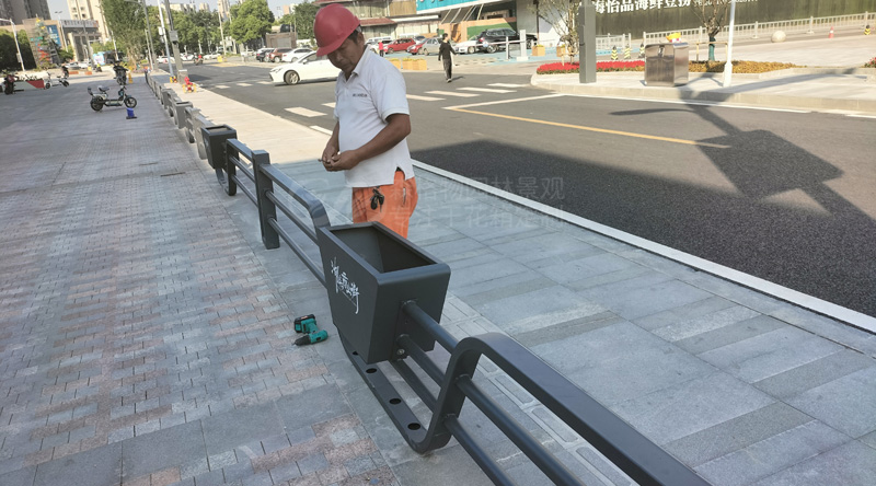 無錫商業(yè)街道路隔離花箱案例