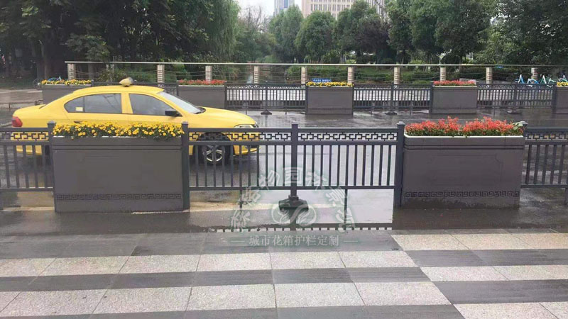 南京建鄴區(qū)PVC道路花箱案例