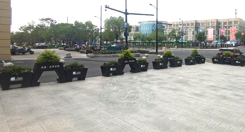 嘉興小區(qū)入口不銹鋼花箱案例