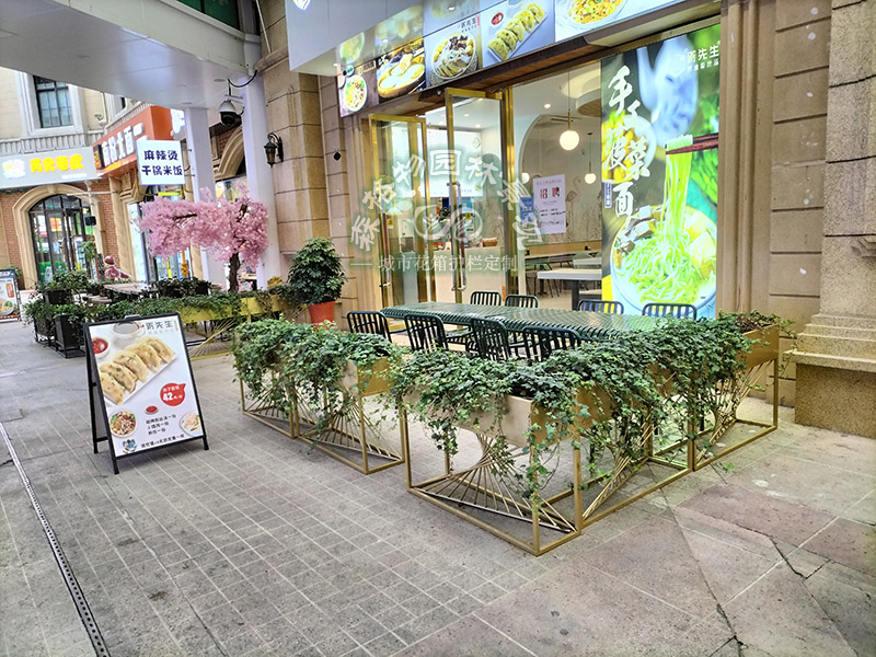 商業(yè)街隔斷花箱