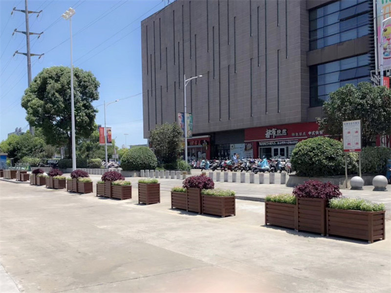 嘉興景觀花箱廠家在花箱維護(hù)中的作用 