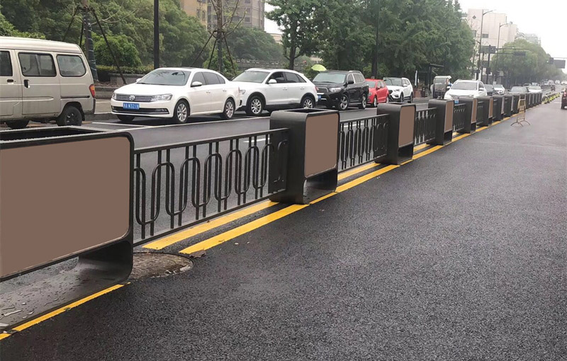 采購(gòu)花箱如何選擇適合的戶外護(hù)欄花箱？