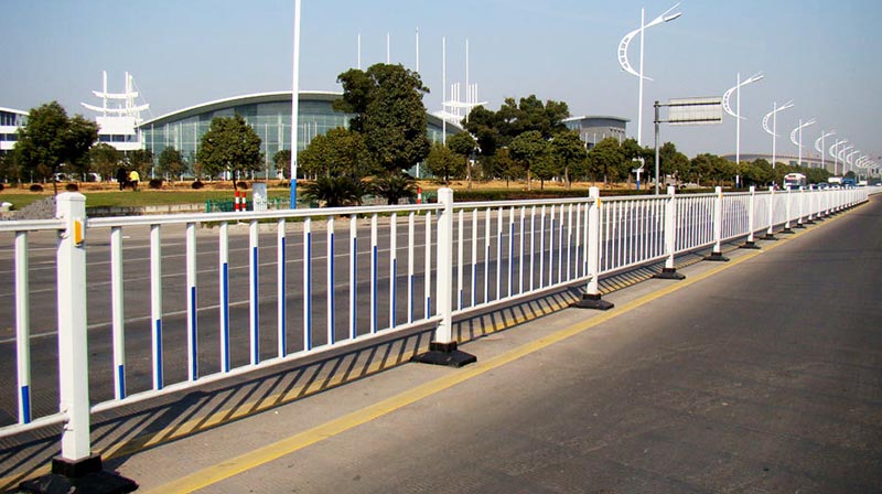 市政護(hù)欄有必要安裝反光條嗎？