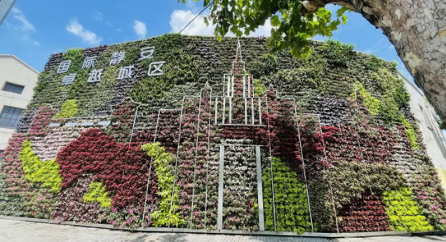 墻體垂直立體綠化搭配LED燈帶也成為節(jié)慶景觀新風(fēng)向