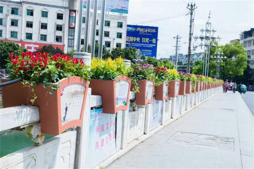 道路護(hù)欄與花箱怎么組合合適