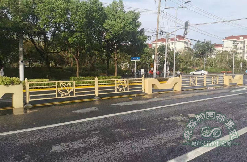 戶外道路花箱護(hù)欄用什么材質(zhì)好？