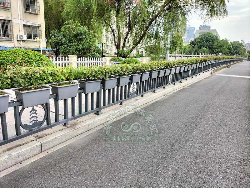  花箱道路護(hù)欄主要有哪些類型？