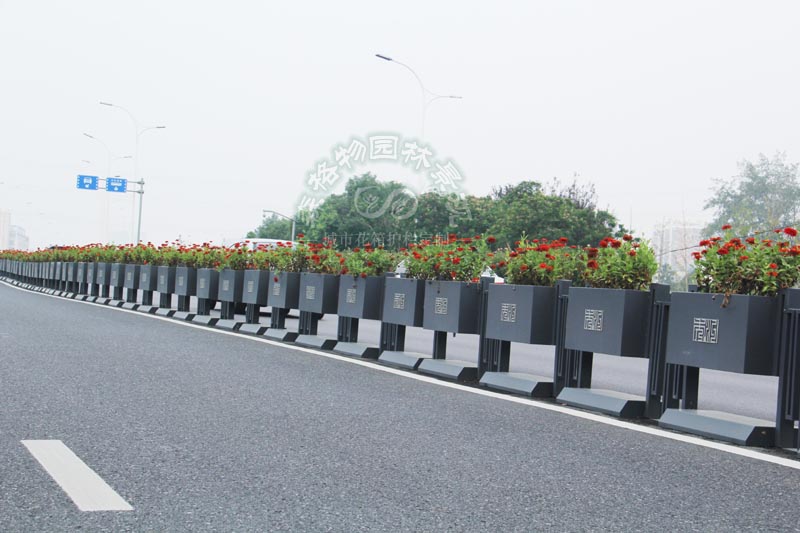 市政隔離道路護(hù)欄花箱的作用