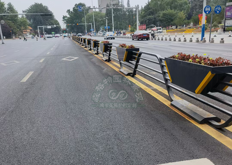 道路上的隔離花箱護(hù)欄，采購護(hù)欄新選擇