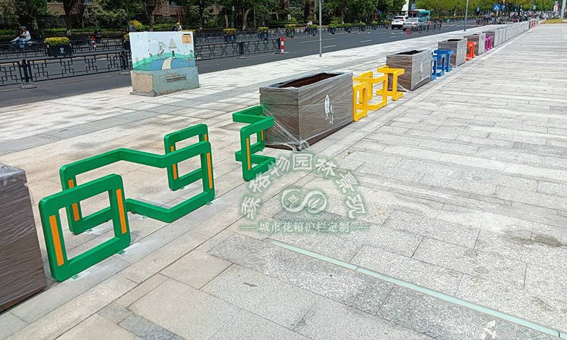 什么是彩色車擋護(hù)欄